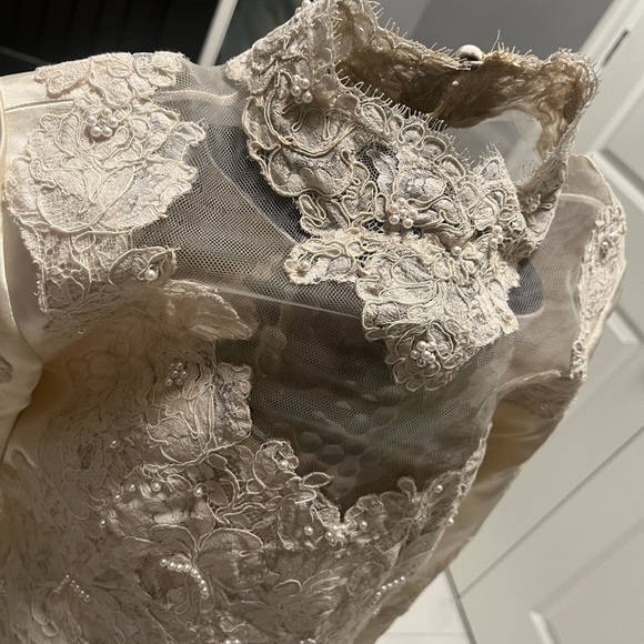Classic vintage wedding dress with train size extra small off white - Picture 11 of 12